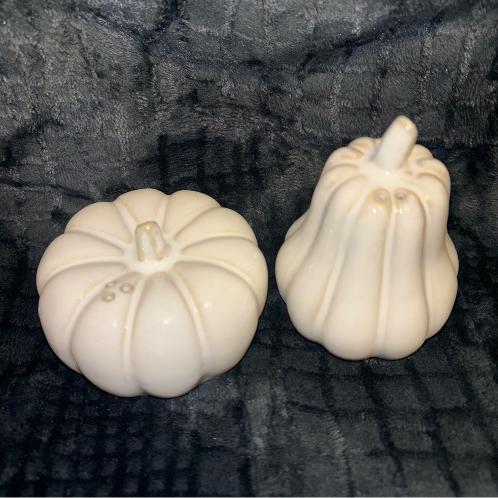 Pumpkin Salt & Pepper Shaker Set - Picture 5 of 8